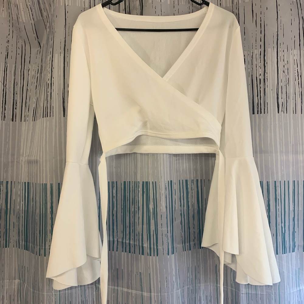 Front tie long sleeve crop top
